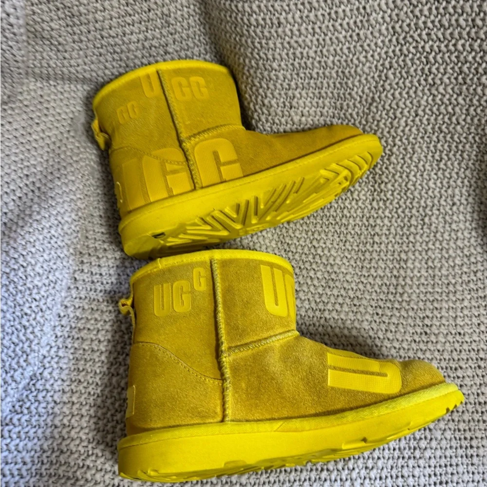 UGG Classic Mini‎ Scatter Graphic boots in yellow. Size 2